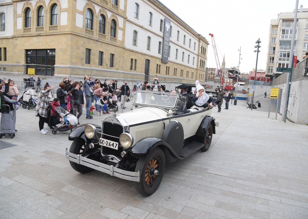 El carbonero y su compañera han sido recibidos por multitud de niños en la plaza Néstor Basterretxea de Egia, donde han atendido sus cartas y peticiones de cara a esta Nochebuena. 