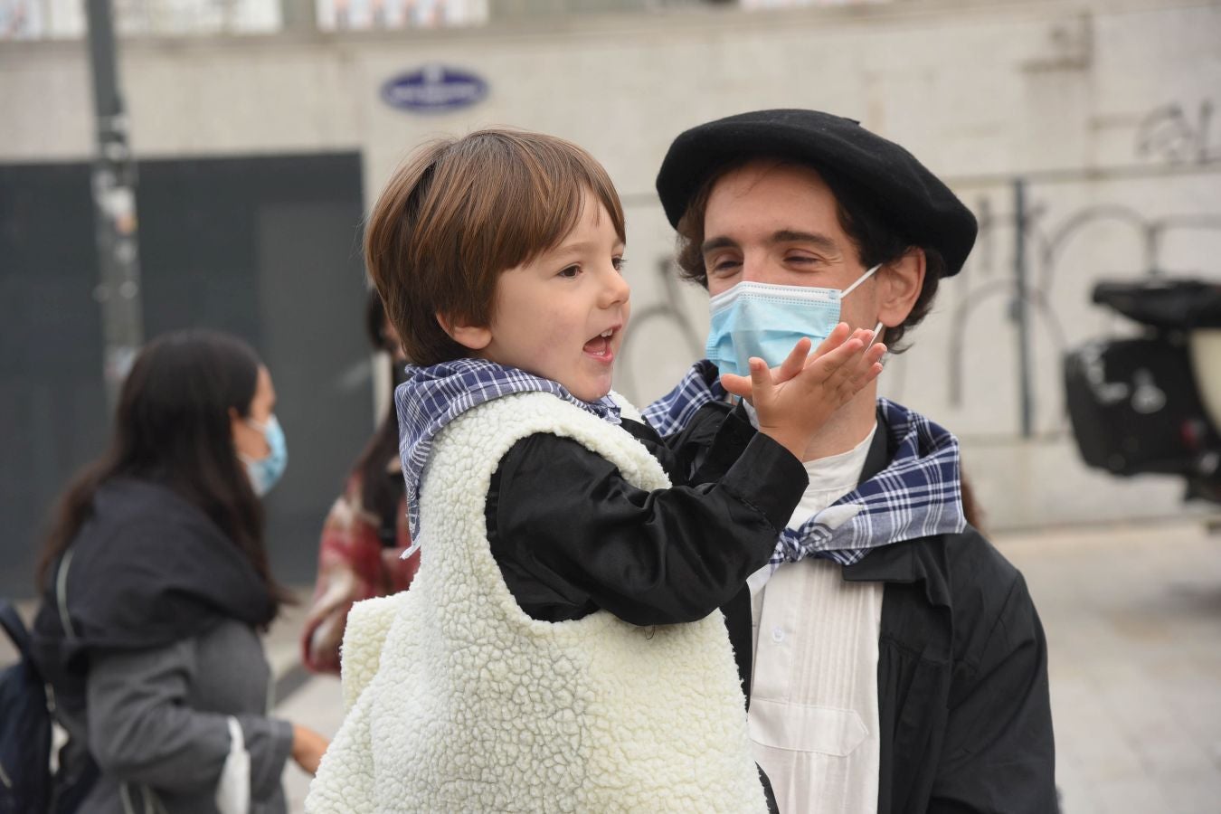 El carbonero y su compañera han sido recibidos por multitud de niños en la plaza Néstor Basterretxea de Egia, donde han atendido sus cartas y peticiones de cara a esta Nochebuena. 