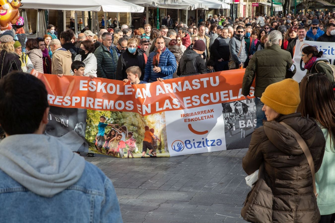 Fotos: La plataforma Bizitza vuelve a la salir a la calle en contra del pasaporte Covid