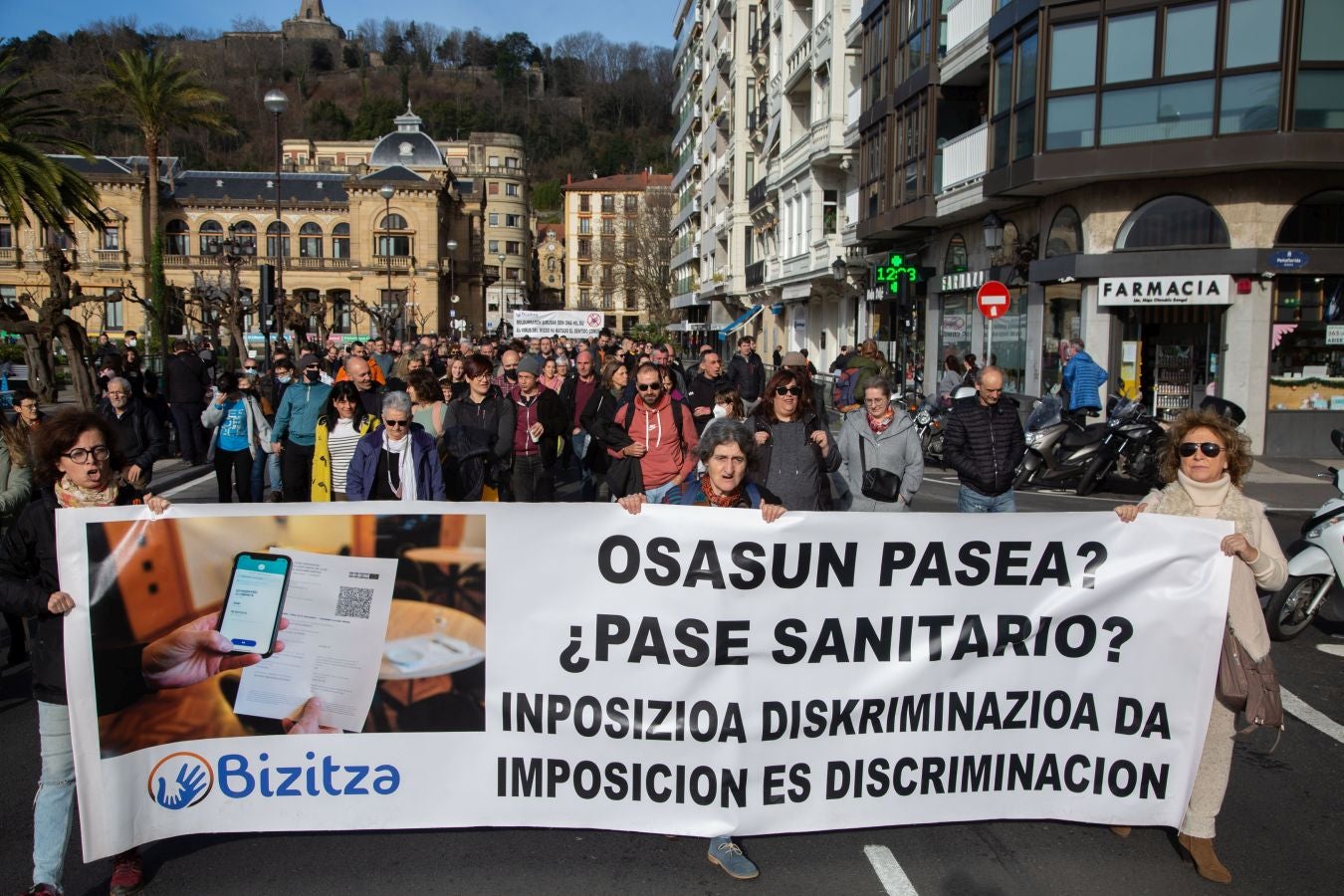Fotos: La plataforma Bizitza vuelve a la salir a la calle en contra del pasaporte Covid