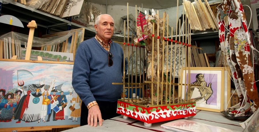 Tomás Hernández en su cueva de la calle Bengoetxea con su 'Basajaun' enjaulado sobre la mesa en 2010.