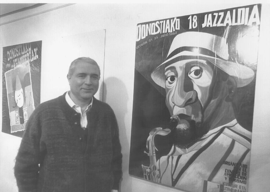 Tomas Hernández posa junto a una de sus obras en 1993