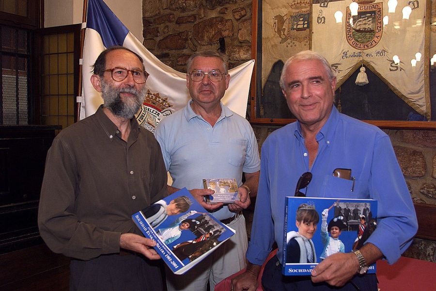 Tomás Hernández, junto a Javier Sada e Iñaki Amilibia en la presentación del libro que conmemoraba el centenario de la sociedad Euskal Bilera en 2001