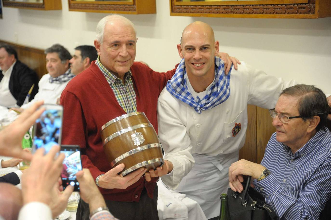 Tomás Hernández junto a Richard Oribe con su barril de oro de Gaztelubide en 2018