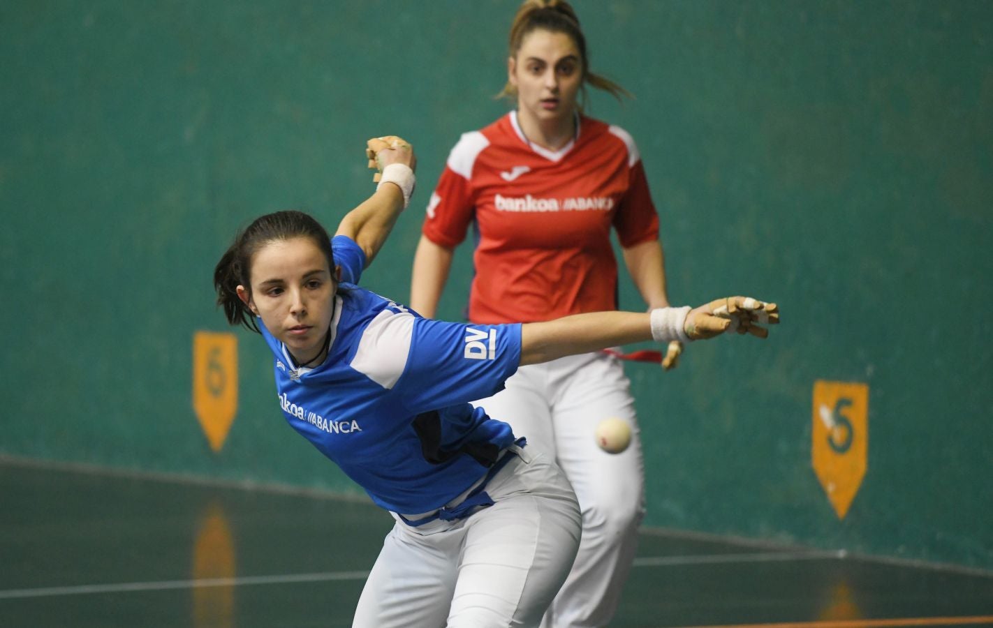 Olatz Arrizabalaga destroza a Amaia Aldia con el saque (6-22) y sucede a la de Dima en el palmarés. 