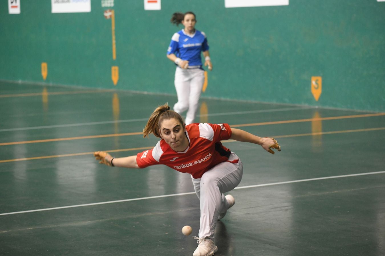 Olatz Arrizabalaga destroza a Amaia Aldia con el saque (6-22) y sucede a la de Dima en el palmarés. 