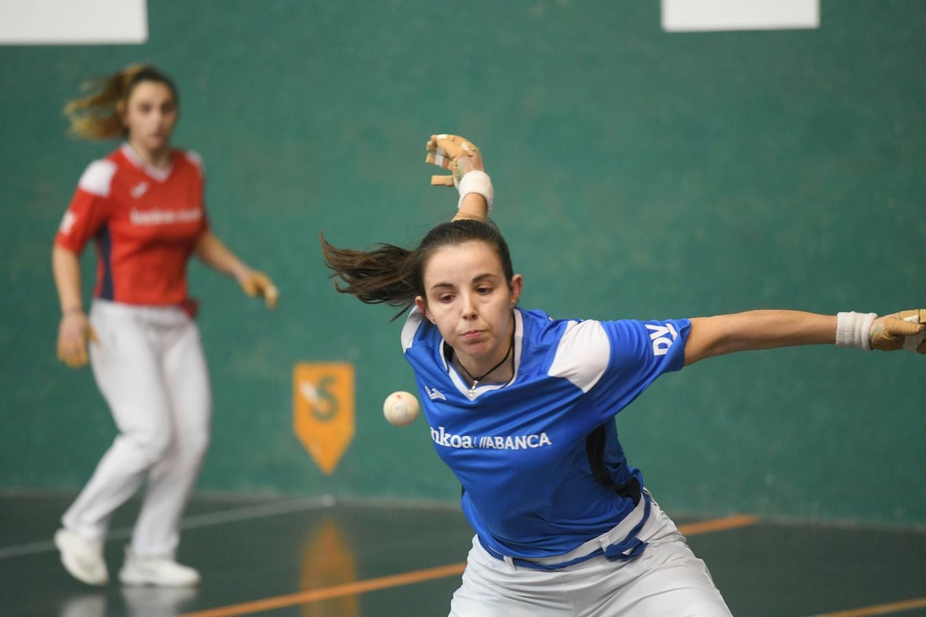 Olatz Arrizabalaga destroza a Amaia Aldia con el saque (6-22) y sucede a la de Dima en el palmarés. 