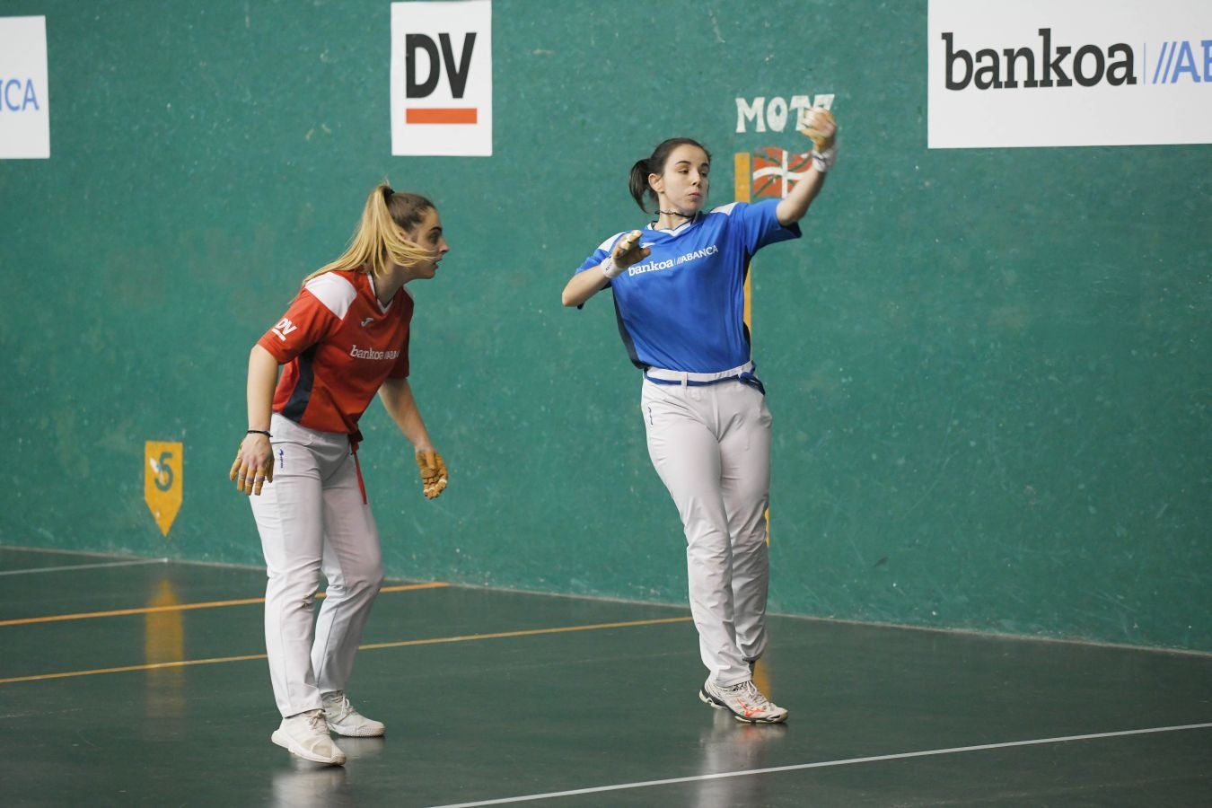 Olatz Arrizabalaga destroza a Amaia Aldia con el saque (6-22) y sucede a la de Dima en el palmarés. 