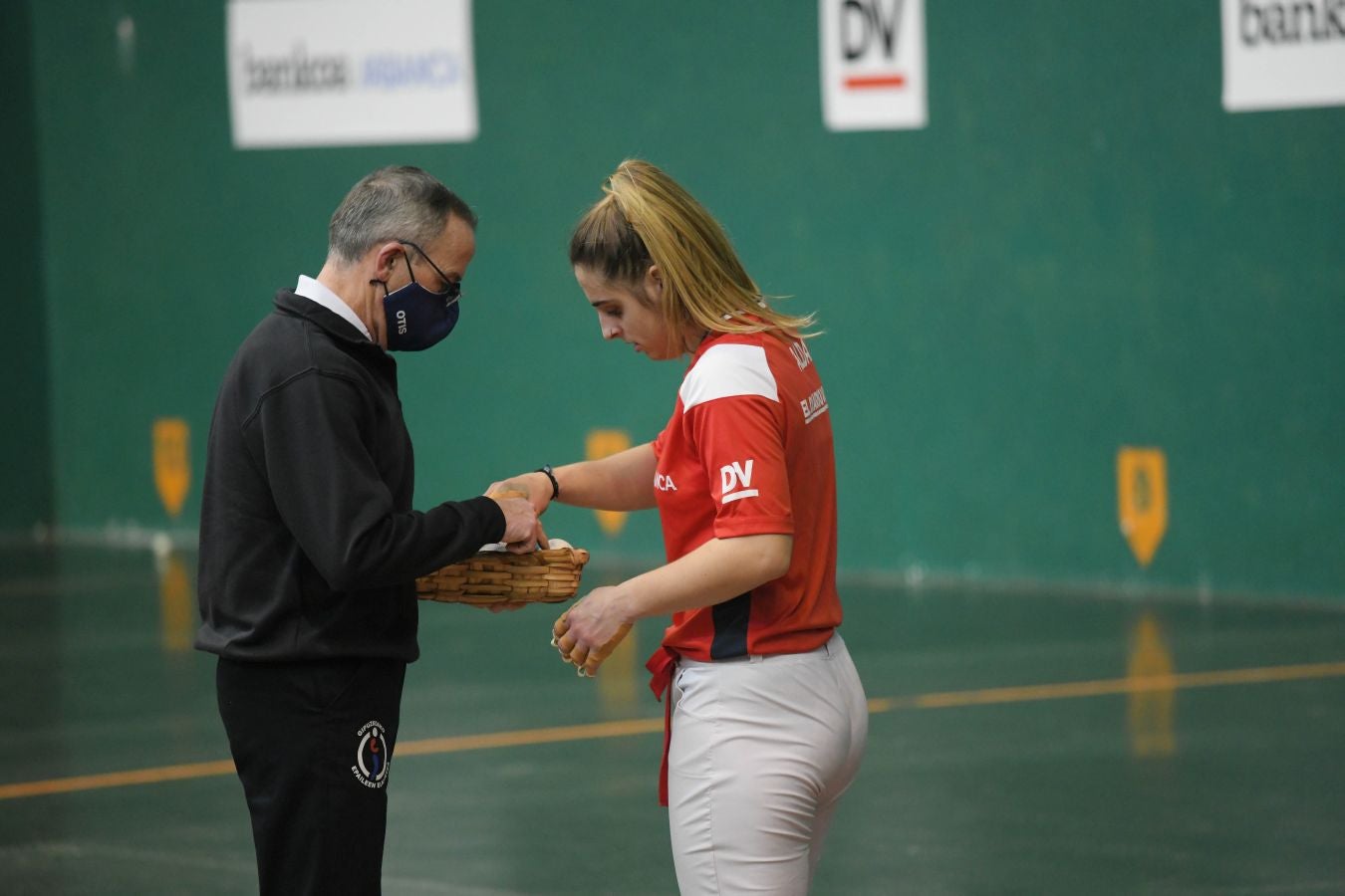 Olatz Arrizabalaga destroza a Amaia Aldia con el saque (6-22) y sucede a la de Dima en el palmarés. 