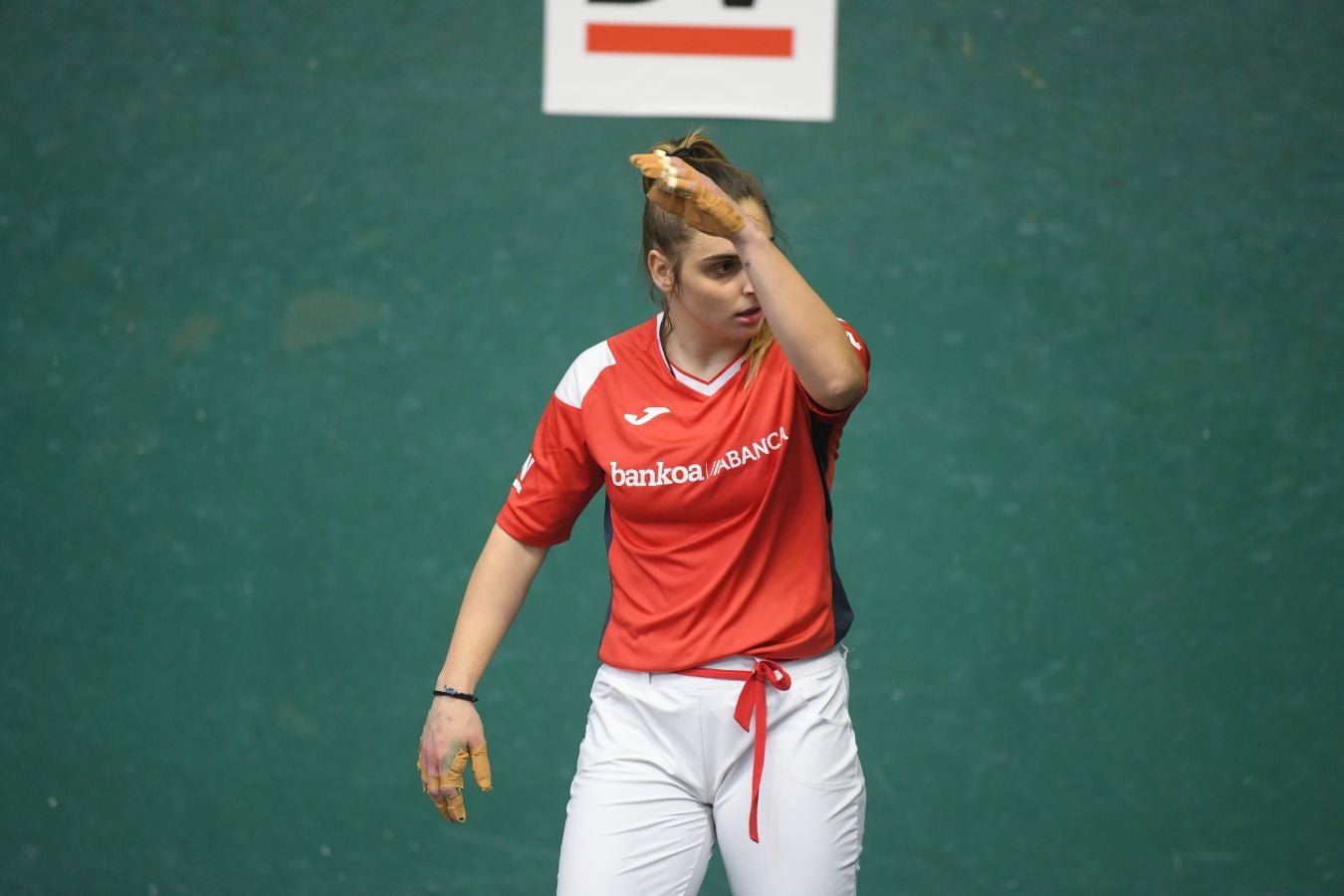 Olatz Arrizabalaga destroza a Amaia Aldia con el saque (6-22) y sucede a la de Dima en el palmarés. 