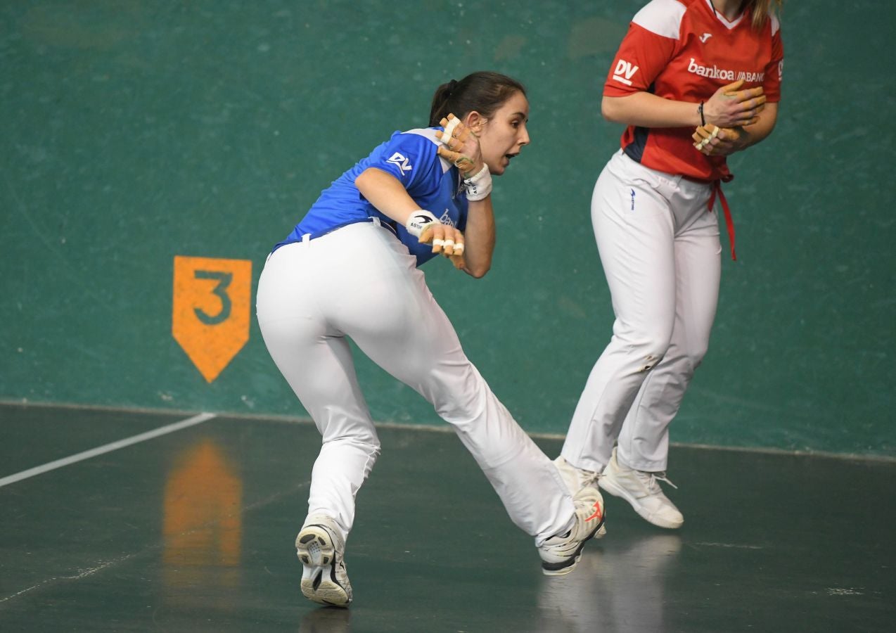 Olatz Arrizabalaga destroza a Amaia Aldia con el saque (6-22) y sucede a la de Dima en el palmarés. 