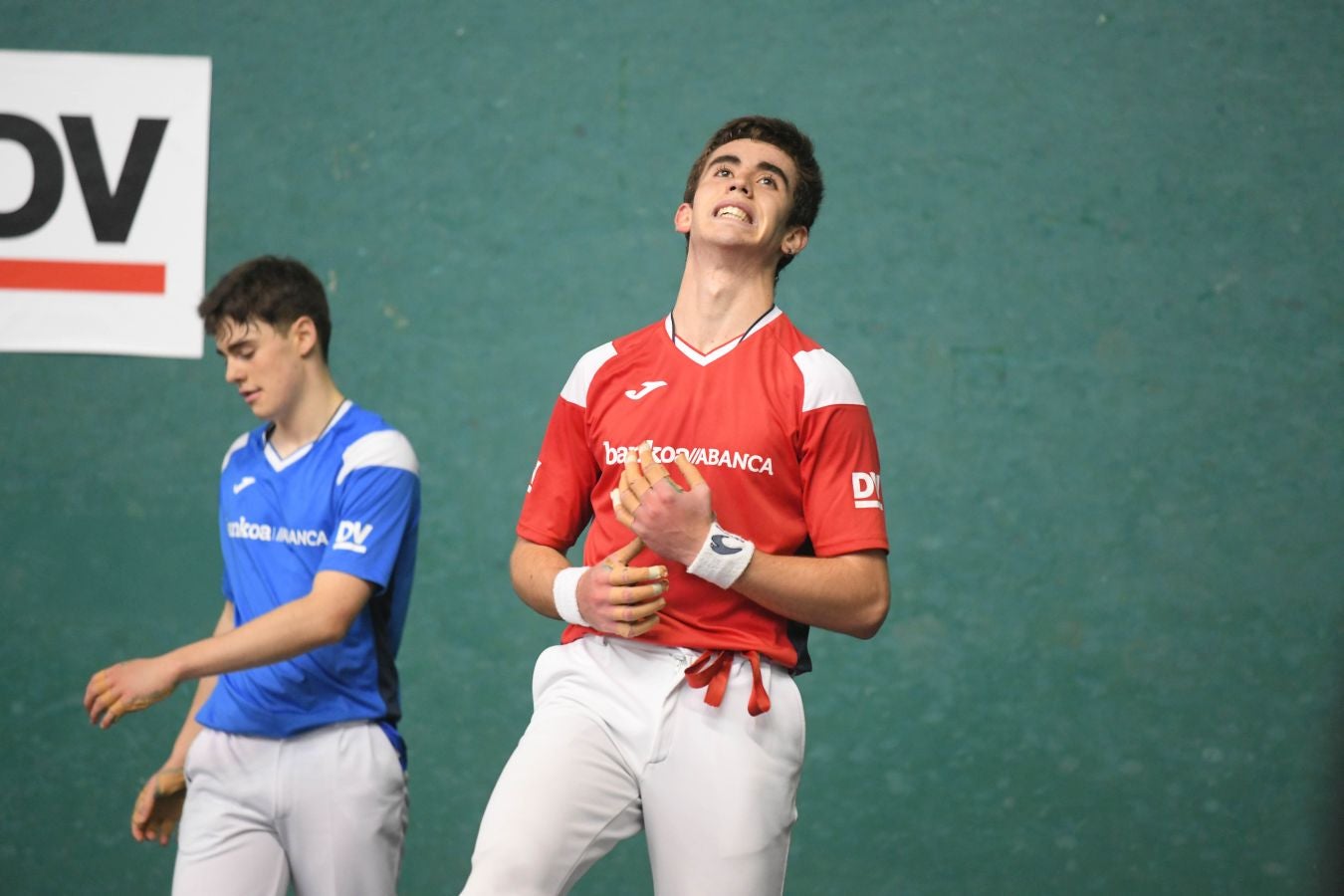 Olatz Arrizabalaga destroza a Amaia Aldia con el saque (6-22) y sucede a la de Dima en el palmarés. 