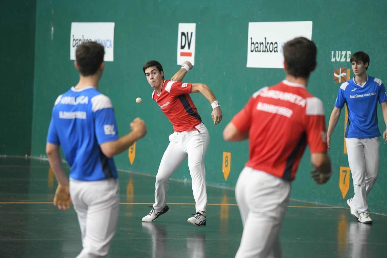 Olatz Arrizabalaga destroza a Amaia Aldia con el saque (6-22) y sucede a la de Dima en el palmarés. 