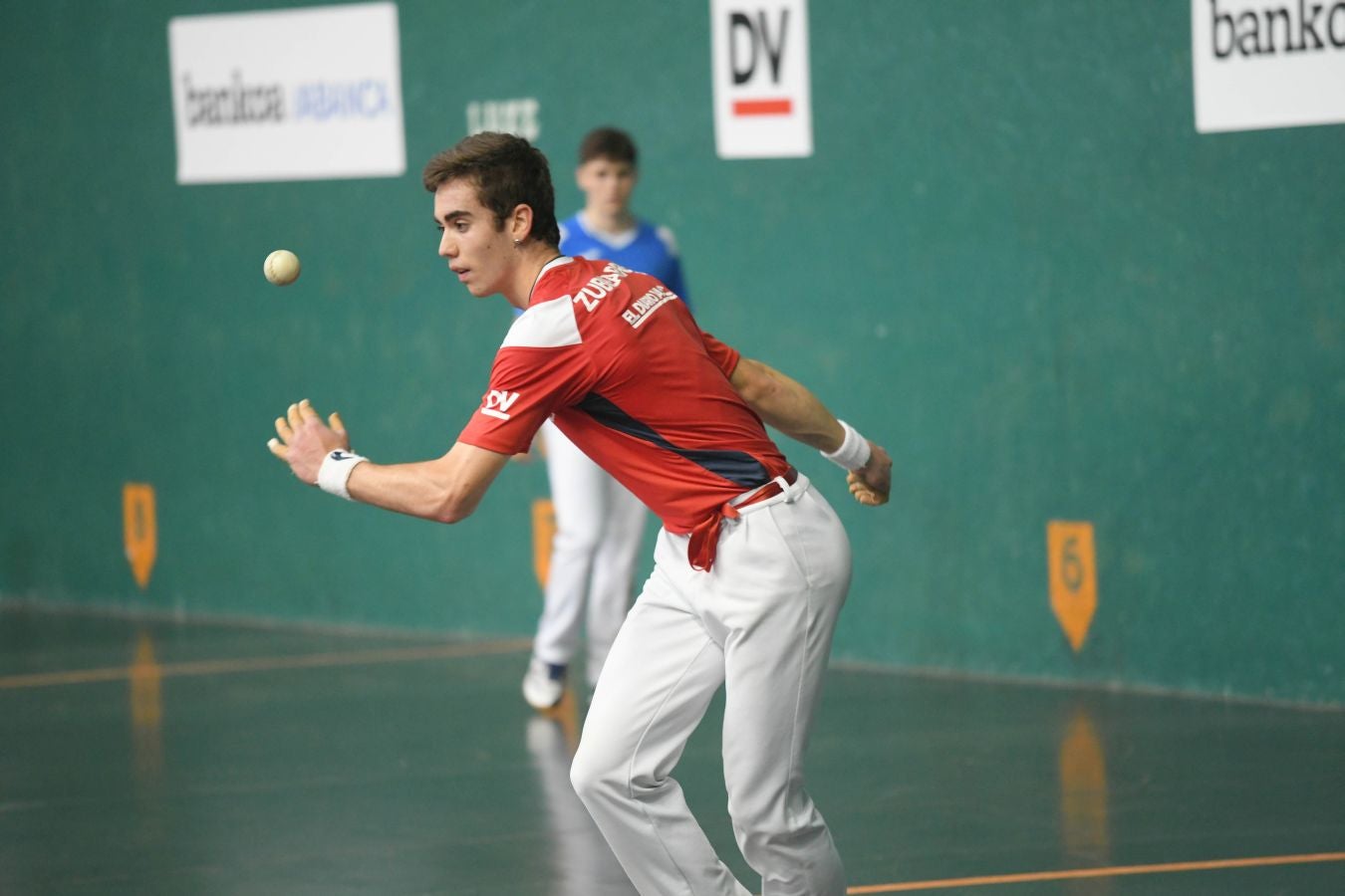 Olatz Arrizabalaga destroza a Amaia Aldia con el saque (6-22) y sucede a la de Dima en el palmarés. 