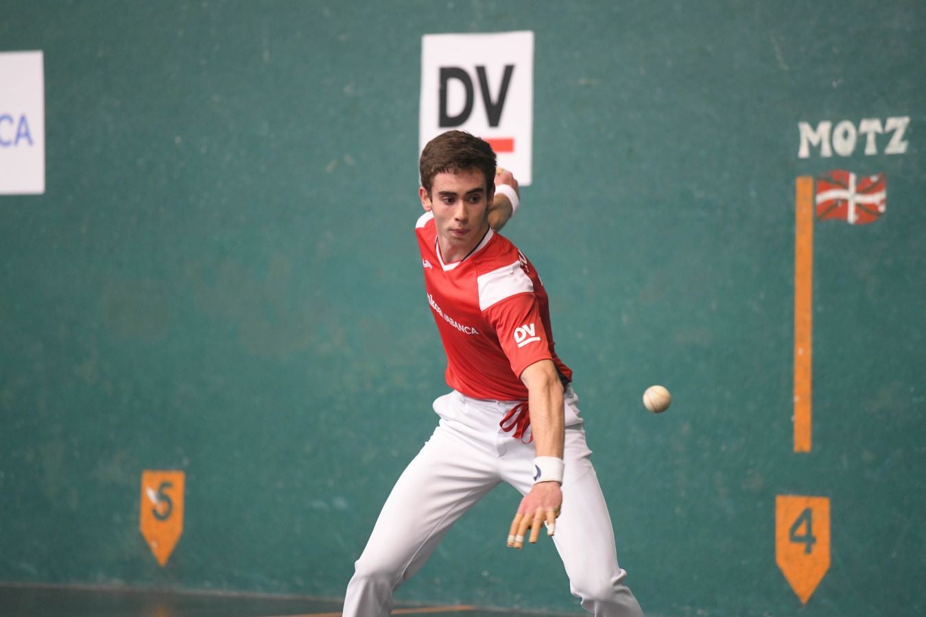 Olatz Arrizabalaga destroza a Amaia Aldia con el saque (6-22) y sucede a la de Dima en el palmarés. 