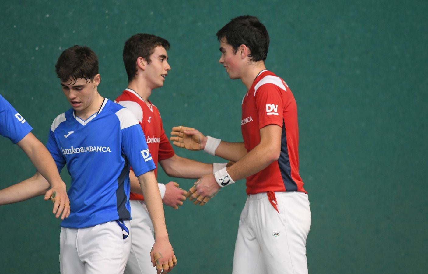 Olatz Arrizabalaga destroza a Amaia Aldia con el saque (6-22) y sucede a la de Dima en el palmarés. 