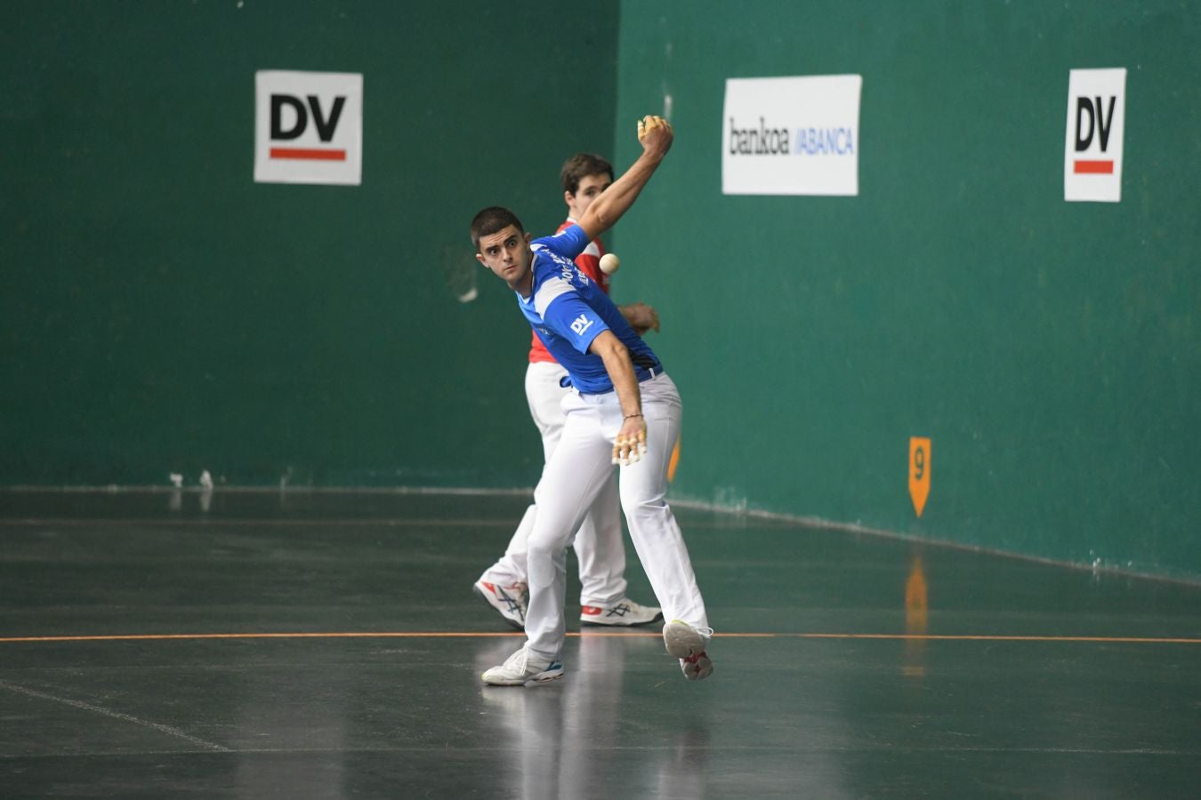 Olatz Arrizabalaga destroza a Amaia Aldia con el saque (6-22) y sucede a la de Dima en el palmarés. 