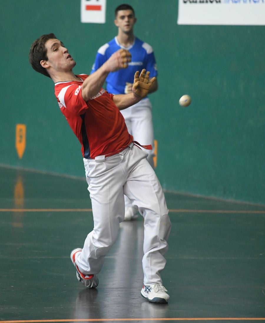 Olatz Arrizabalaga destroza a Amaia Aldia con el saque (6-22) y sucede a la de Dima en el palmarés. 