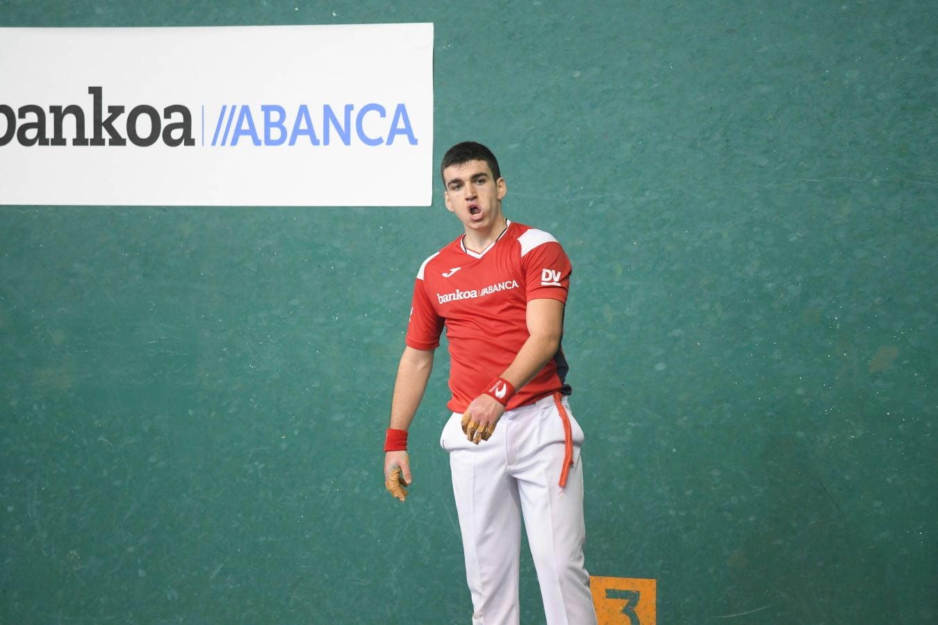 Olatz Arrizabalaga destroza a Amaia Aldia con el saque (6-22) y sucede a la de Dima en el palmarés. 