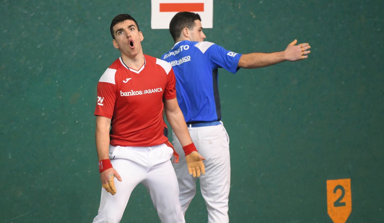 Olatz Arrizabalaga destroza a Amaia Aldia con el saque (6-22) y sucede a la de Dima en el palmarés. 