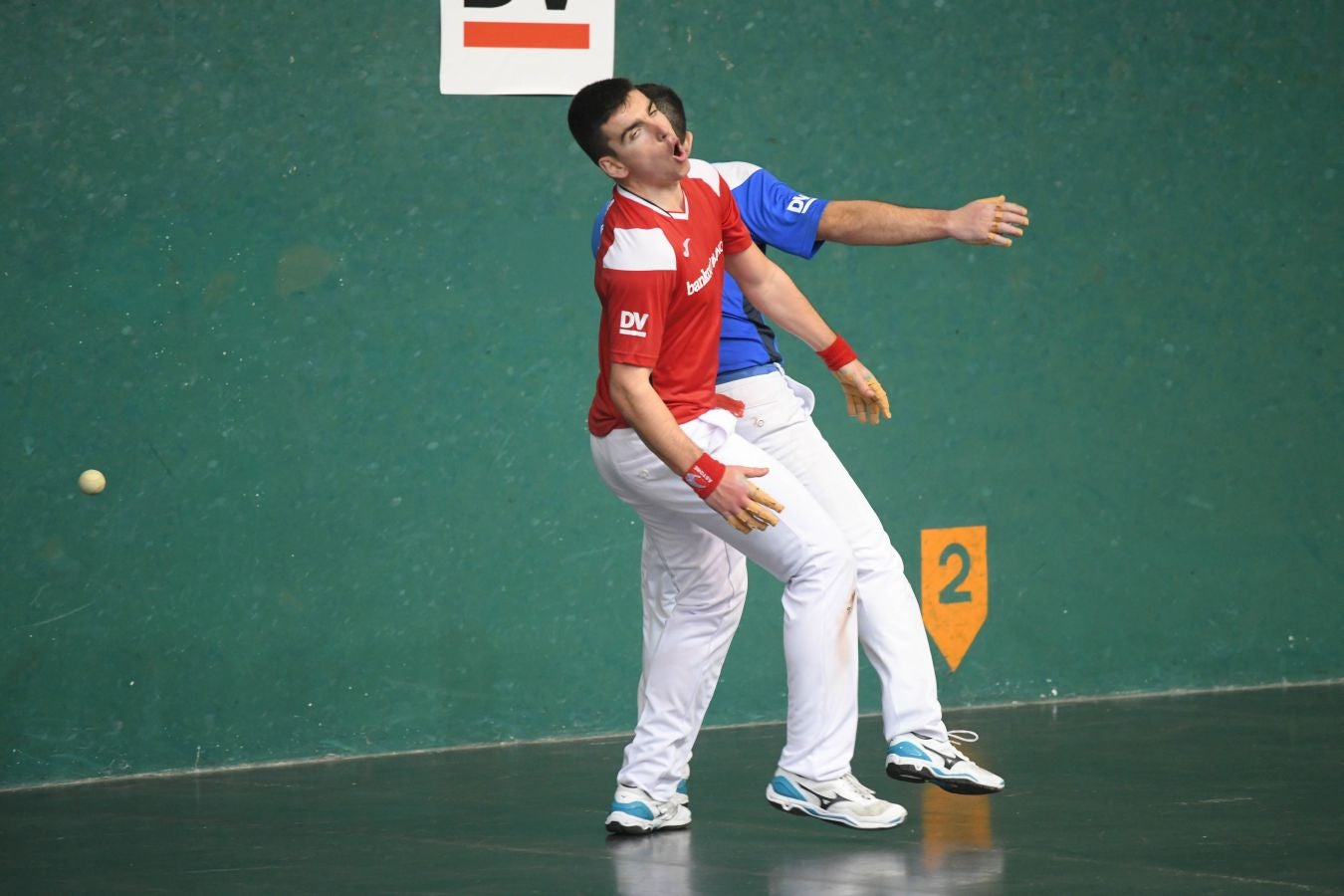 Olatz Arrizabalaga destroza a Amaia Aldia con el saque (6-22) y sucede a la de Dima en el palmarés. 