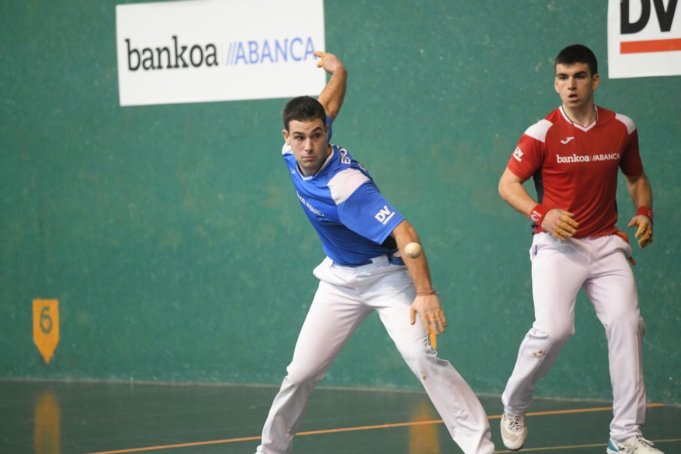 Olatz Arrizabalaga destroza a Amaia Aldia con el saque (6-22) y sucede a la de Dima en el palmarés. 