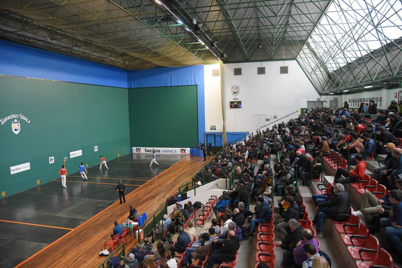 Olatz Arrizabalaga destroza a Amaia Aldia con el saque (6-22) y sucede a la de Dima en el palmarés. 