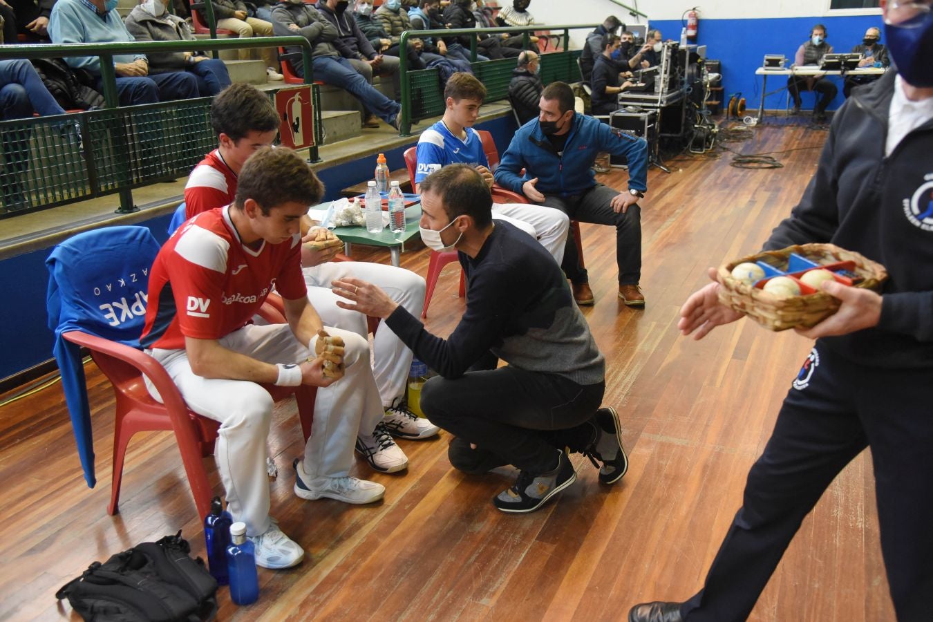 Olatz Arrizabalaga destroza a Amaia Aldia con el saque (6-22) y sucede a la de Dima en el palmarés. 