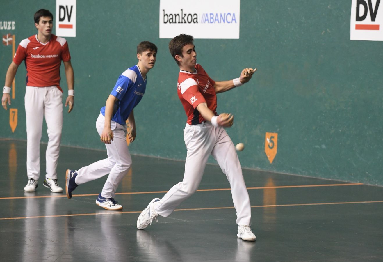 Olatz Arrizabalaga destroza a Amaia Aldia con el saque (6-22) y sucede a la de Dima en el palmarés. 