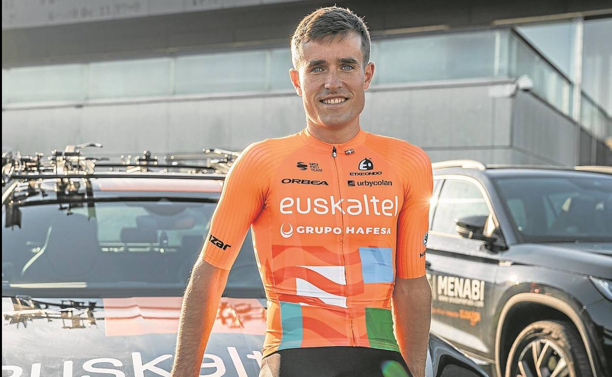 Mikel Aristi, con el nuevo maillot del Euskaltel en la sede de la firma patrocinadora, en Zamudio.
