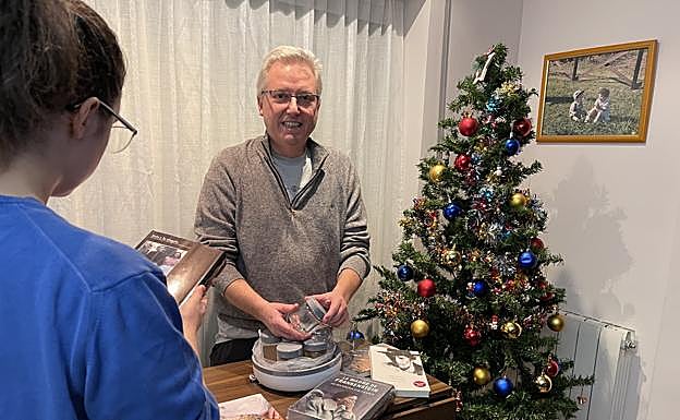 José Ignacio Asensio muestra, acompañado de su hija Itxaso, la yogurtera que le ha traído Olentzero, además de varios libros. 