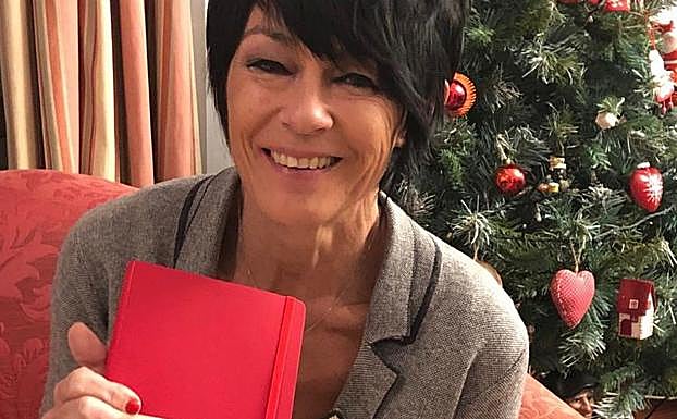 Maddalen Iriarte posa en su casa de Durango con la tradicional agenda roja que recibe cada año.