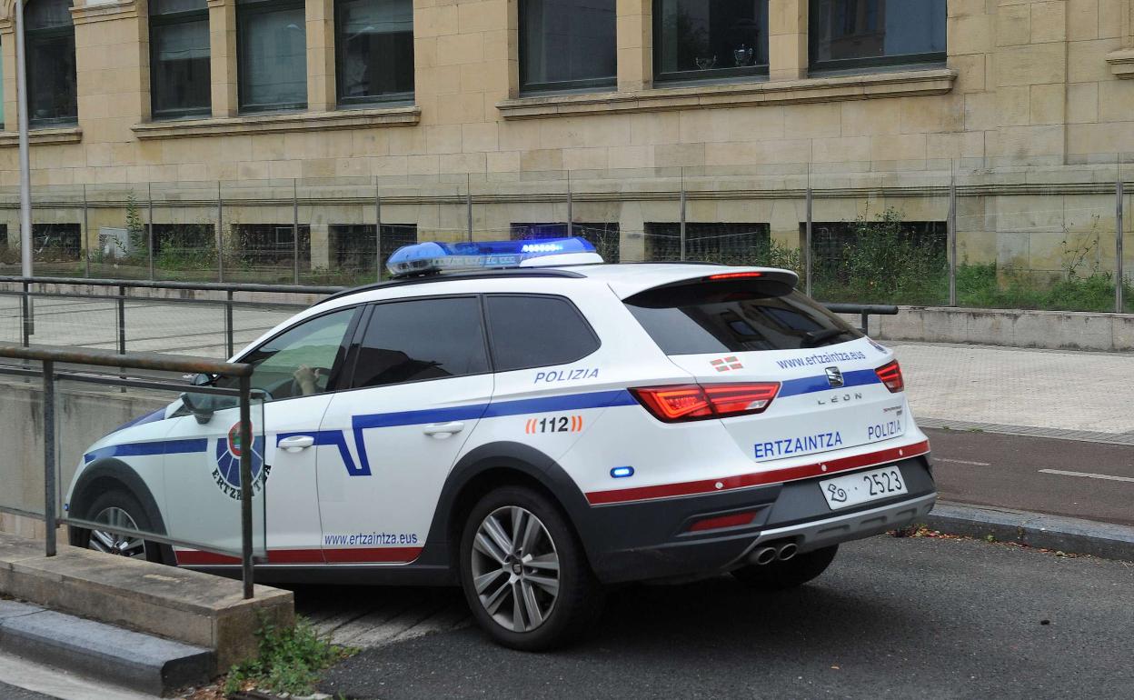 Detenido en Pasaia tras arremeter contra unos ertzainas con dos cuchillos