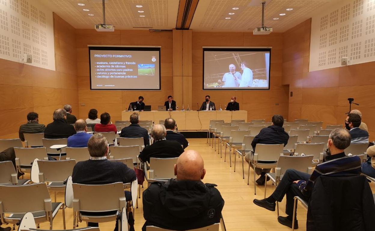 Vista de la junta de accionistas del Real Unión celebrada este lunes.