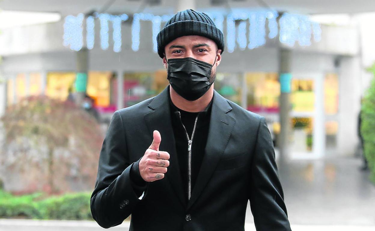 Rafinha Alcántara levanta el pulgar a la entrada de la Policlínica Gipuzkoa. 