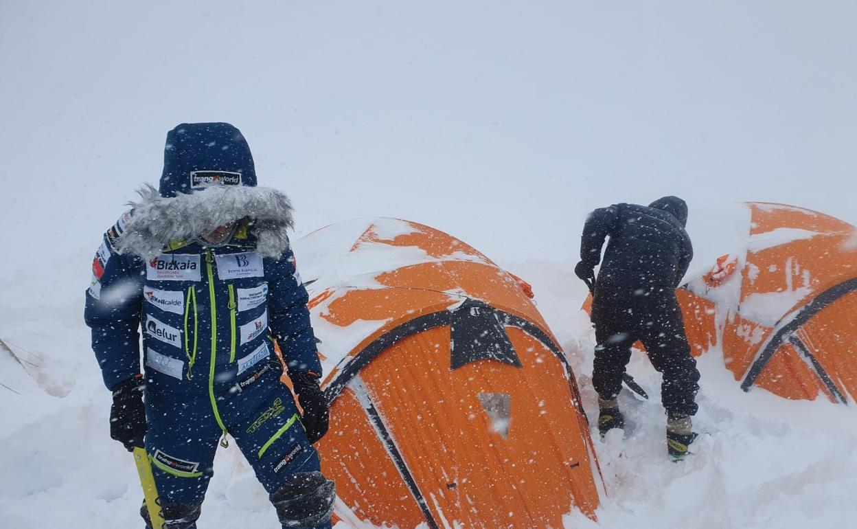 Alex Txikon, en el campamento base del Manaslu a la espera de que amaine el temporal