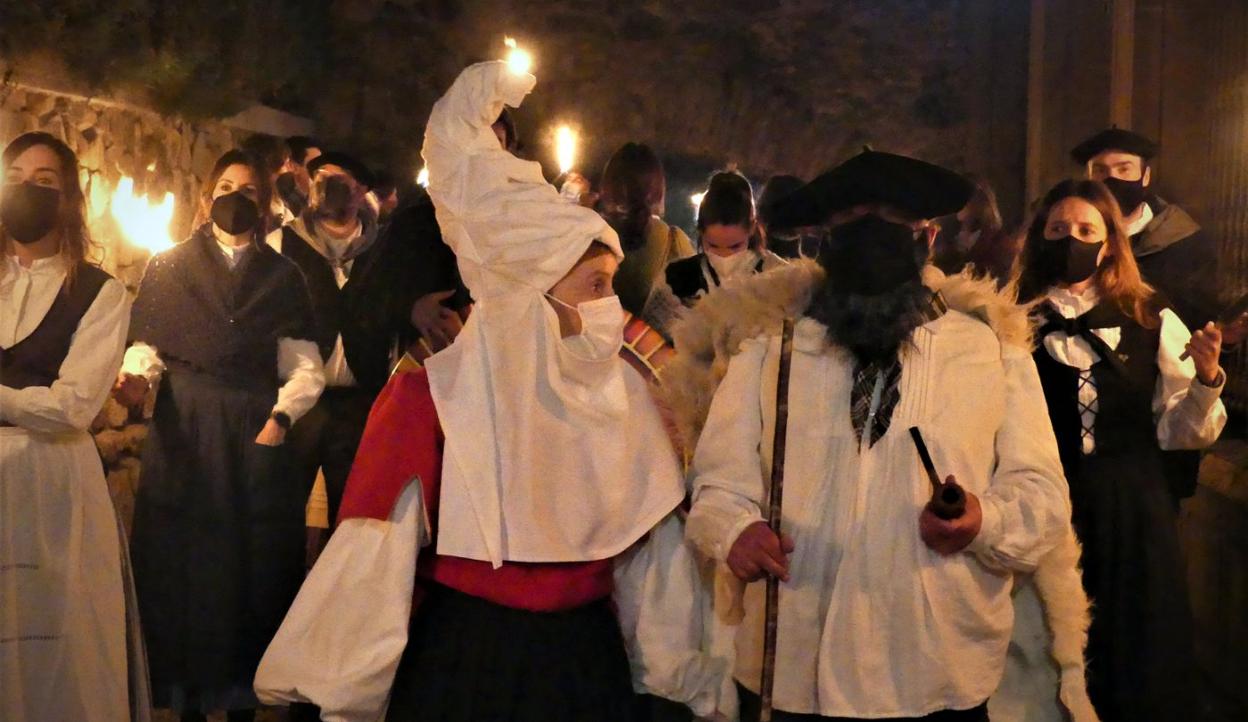 La comitiva pasando por las cárcavas del casco antiguo. 