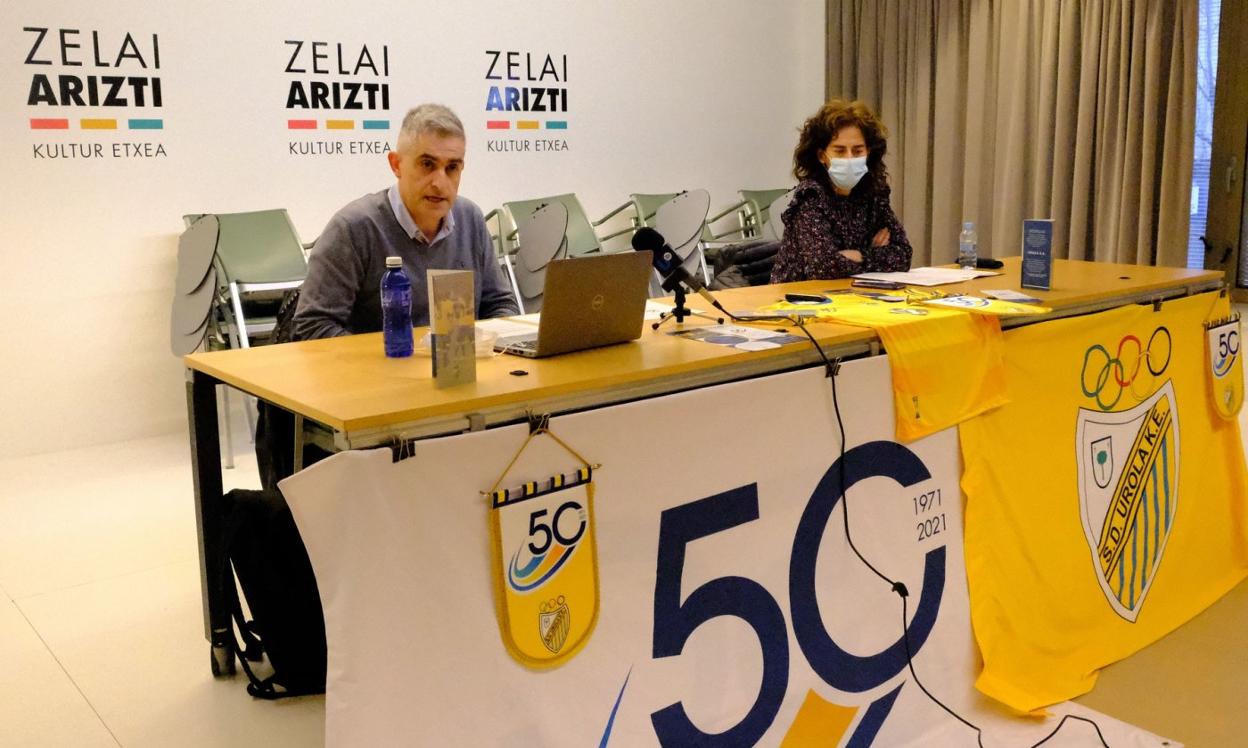 Jotxin Iturbe y Amaia Aranburu ayer en la casa de cultura Zelai Arizti.