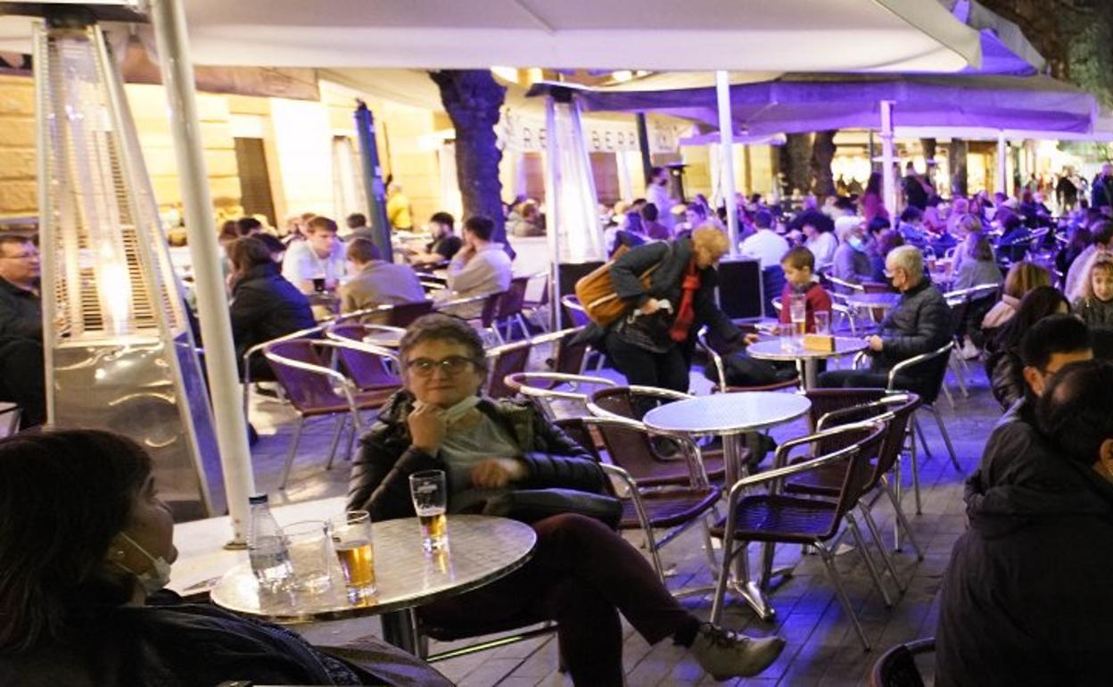 Numerosas personas en la tarde de ayer en las terrazas del Boulevard de San Sebastián. 