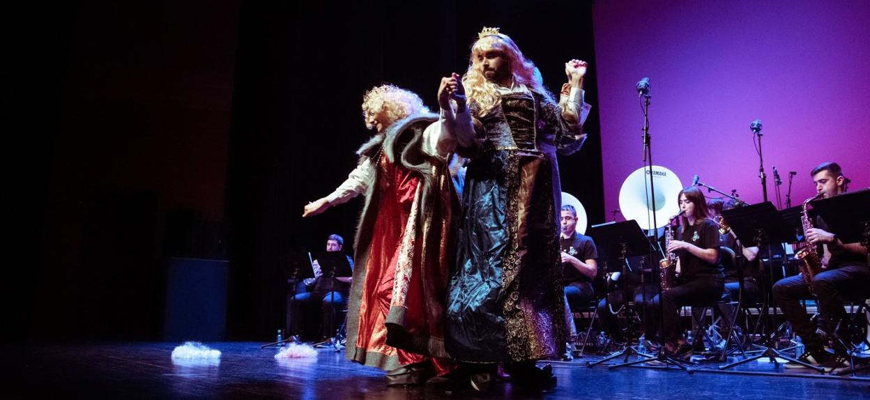 La presencia de los Reyes Magos en la interpretación de 'Hiru Gizon Ilustre' de Anbrosio Atxa, por Ustekabe, tuvo lugar porque este tema es una versión de 'Hiru Errege Datoz'. 