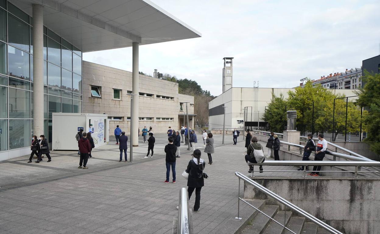 Colas para hacerse una prueba de confirmación, ayer en el ambulatorio de Amara, en San Sebastián.