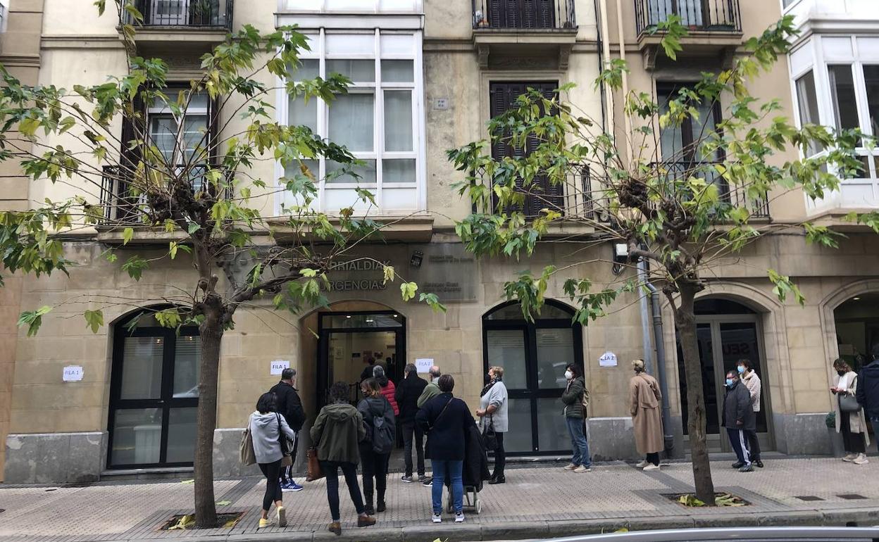 A la espera de la tercera dosis, esta semana, ante la «casa de socorro» de la calle Bengoetxea. 