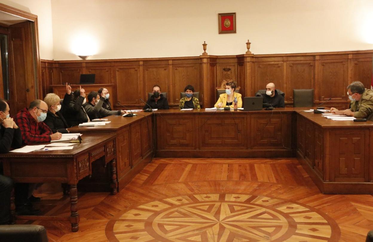 Momento de la votacion de los presupuestos en la que los representantes de EAJ-PNV se abstienen. 