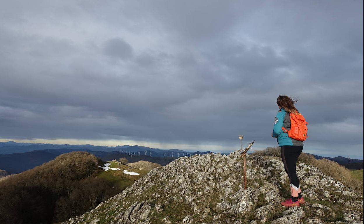La cima de Ireber destaca por su piedra y es fácil de localizar desde numerosos montes que le rodean