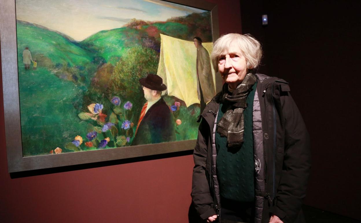 Mari Puri Herrero delante de su obra 'Sobresalto a los campistas', que se expone en el Museo San Telmo. 