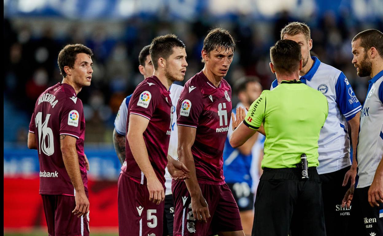 Queja oficial de la Real en Twitter por el penalti no pitado a Isak