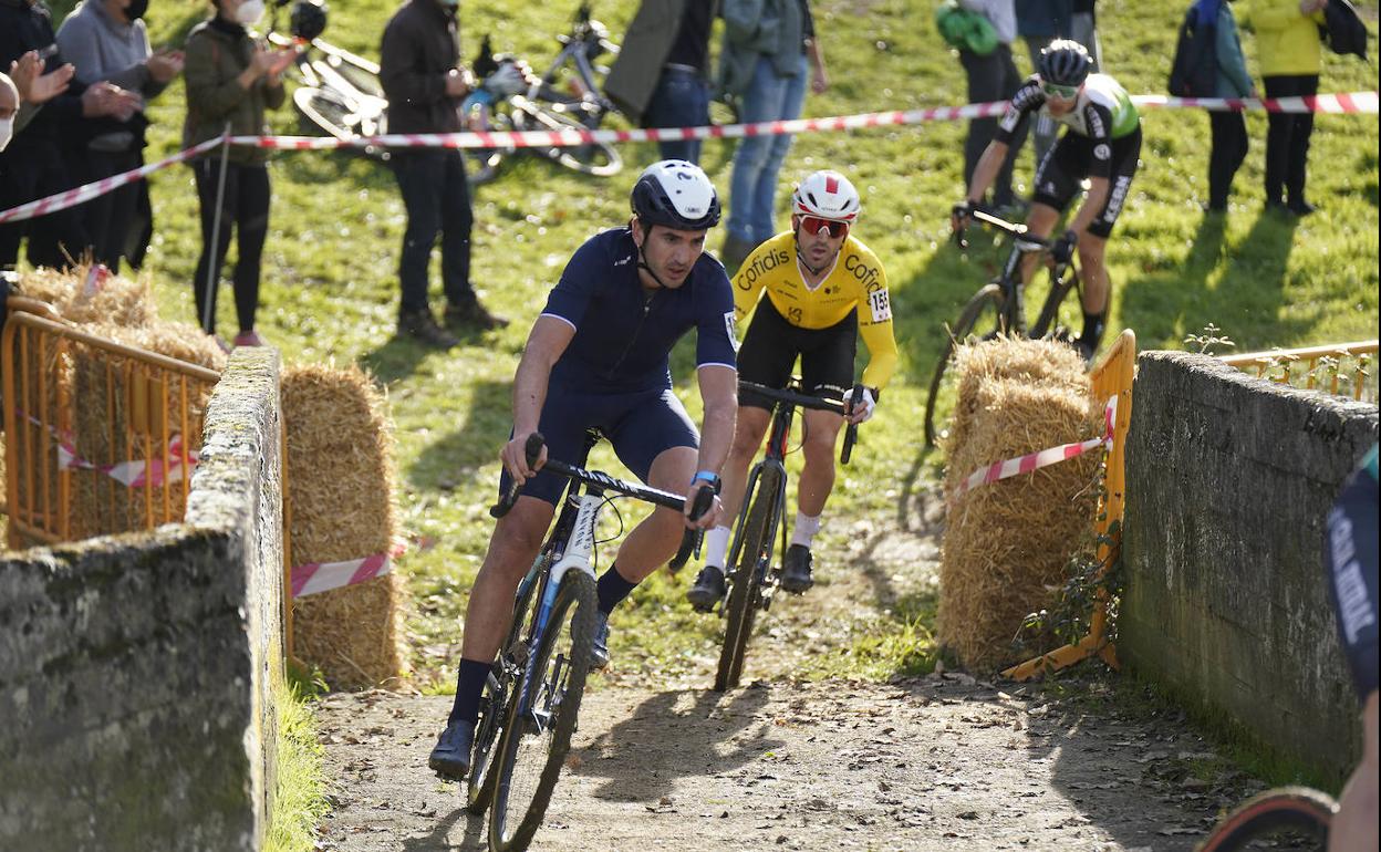 Gorka Izagirre en primera posición de la carrera. 