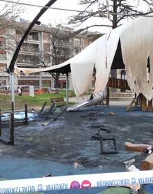 Imagen secundaria 2 - El alcalde, en el lugar de los hechos junto a dos agentes de la polícia local.