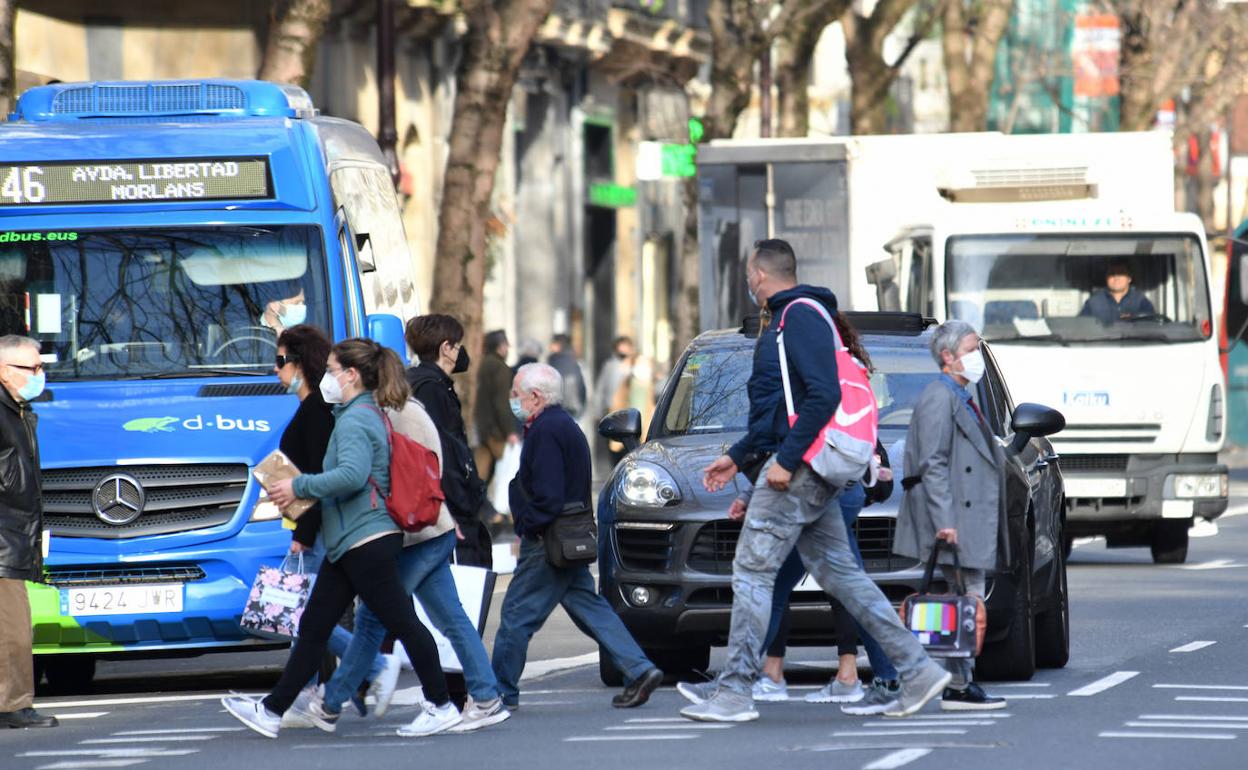 Personas cruzando una calle de San Sebastián.