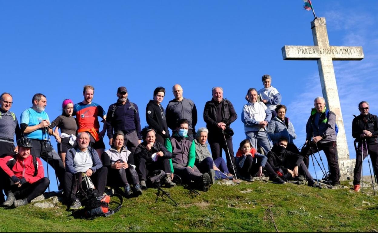 Algunos de los que participaron en la San Silvestre montañera posan en la cima de Izazpi.